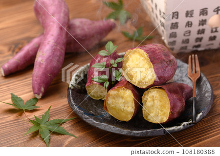 Freshly baked piping hot sweet potato (Naruto Kintoki) Autumn taste wood grain background Freshly baked piping hot sweet potato (Naruto Kintoki) Autumn taste wood grain background 108180388