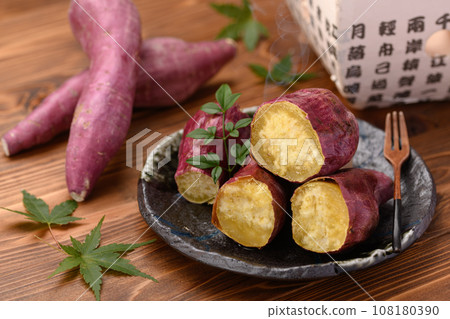 Freshly baked piping hot sweet potato (Naruto Kintoki) Autumn taste wood grain background Freshly baked piping hot sweet potato (Naruto Kintoki) Autumn taste wood grain background 108180390