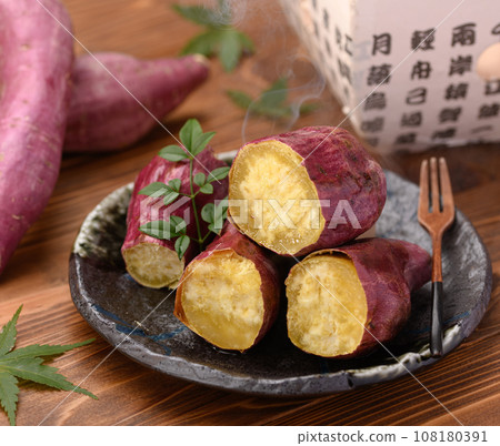 新鮮出爐的滾燙甘藷(火影忍者金時)秋味木紋背景 新鮮出爐的滾燙甘藷(火影忍者金時)秋味木紋背景 108180391