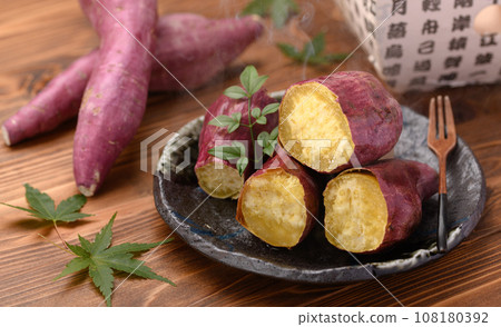 Freshly baked piping hot sweet potato (Naruto Kintoki) Autumn taste wood grain background Freshly baked piping hot sweet potato (Naruto Kintoki) Autumn taste wood grain background 108180392