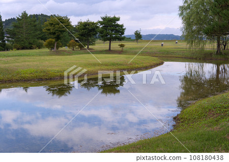 National Historic Site [Yanagi no Gosho Ruins/Hiraizumikan] Pond where the sky is reflected/Hiraizumi Town, Iwate Prefecture 108180438