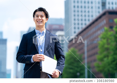 在辦公區工作的一位中年男性工程師 108180560