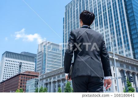 中年商人通勤到辦公室 108180641