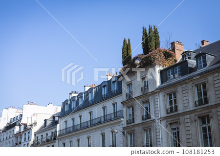 Paris skyline on a sunny day 108181253