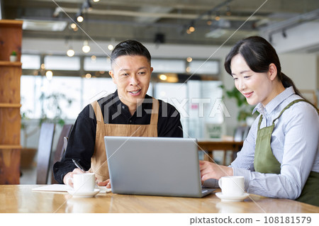 An Asian couple talking about cafe management policy An Asian couple talking about cafe management policy 108181579