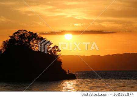 Sunset in Setouchi and people fishing for bigfin squid 108181874