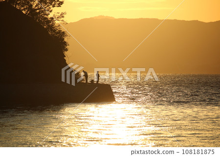 瀨戶內的日落和捕捉大鰭魷魚的人們 瀨戶內的日落和捕捉大鰭魷魚的人們 108181875