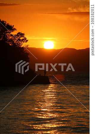 瀨戶內的日落和捕捉大鰭魷魚的人們 瀨戶內的日落和捕捉大鰭魷魚的人們 108182011