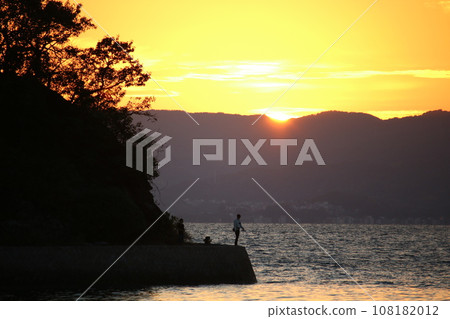 瀨戶內的日落和捕捉大鰭魷魚的人們 108182012