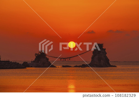 連接大分縣西伯市豐後二見浦夫婦岩的大石繩和新年第一縷日出 108182329