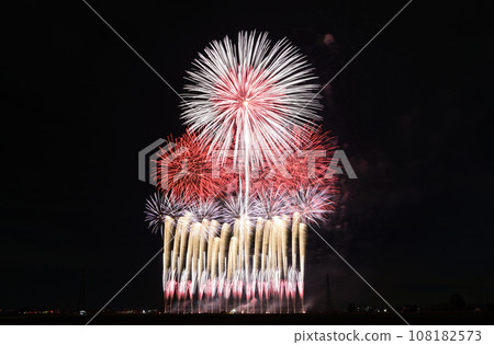 Large flowers blooming in the night sky <Chikusei Fireworks Festival 2023> 108182573
