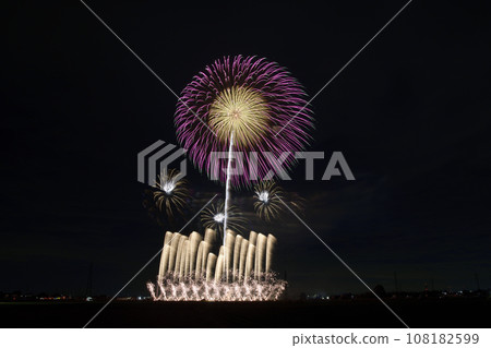 夜空中盛開的大花<築西花火大會2023> 夜空中盛開的大花<築西花火大會2023> 108182599