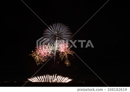 Large flowers blooming in the night sky <Chikusei Fireworks Festival 2023> Large flowers blooming in the night sky <Chikusei Fireworks Festival 2023> 108182619