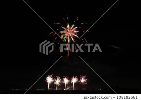 Large flowers blooming in the night sky <Chikusei Fireworks Festival 2023> Large flowers blooming in the night sky <Chikusei Fireworks Festival 2023> 108182661