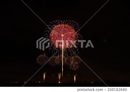 Large flowers blooming in the night sky <Chikusei Fireworks Festival 2023> Large flowers blooming in the night sky <Chikusei Fireworks Festival 2023> 108182680