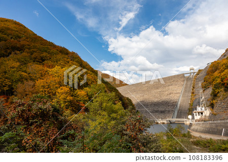 Naramata Dam colored with autumn leaves 108183396