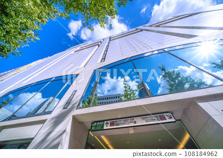 日本十月的東京城市景觀。新宿站景觀(各線出入口)等左窗中映出的繭塔 = 24 日 日本十月的東京城市景觀。新宿站景觀(各線出入口)等左窗中映出的繭塔 = 24 日 108184962