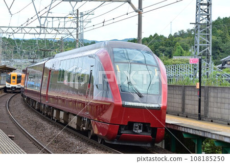 連接名古屋和大阪的近鐵特急列車“火鳥號”,其美麗的紅色車身正在車站通過。 連接名古屋和大阪的近鐵特急列車“火鳥號”,其美麗的紅色車身正在車站通過。 108185250