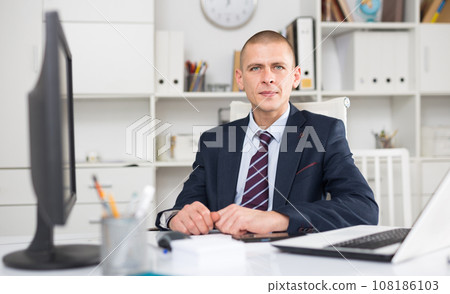 Young businessman working on laptop 108186103
