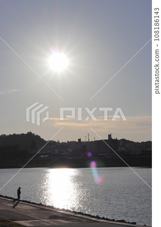 Walking along the riverside on an autumn afternoon 108186143