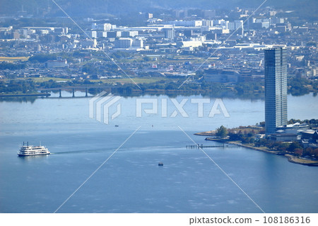 Tourist boat leaving the pier Tourist boat leaving the pier 108186316