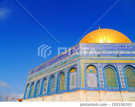 岩石圓頂在藍天的襯托下 108188263