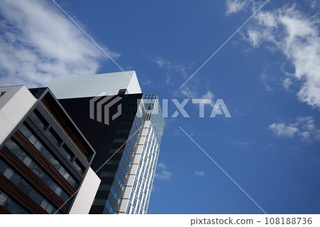 【名古屋】藍天白雲下的高樓大廈 108188736