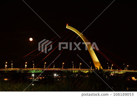 Big straight bridge 108189053