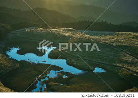 黃昏時分索尼高原的岡池 黃昏時分索尼高原的岡池 108190231