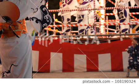 紅白相間的盂蘭盆舞 108190324