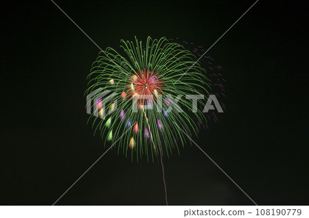煙火在夜空中綻放，煙火表演高高閃耀，煙火，夜空，煙火影像，煙火表演 108190779