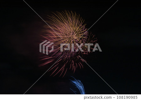 煙火在夜空中綻放,煙火表演高高閃耀,煙火,夜空,煙火影像,煙火表演 煙火在夜空中綻放,煙火表演高高閃耀,煙火,夜空,煙火影像,煙火表演 108190985
