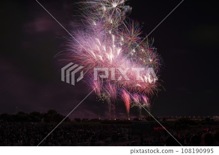 煙火在夜空中綻放，煙火表演高高閃耀，煙火，夜空，煙火影像，煙火表演 108190995