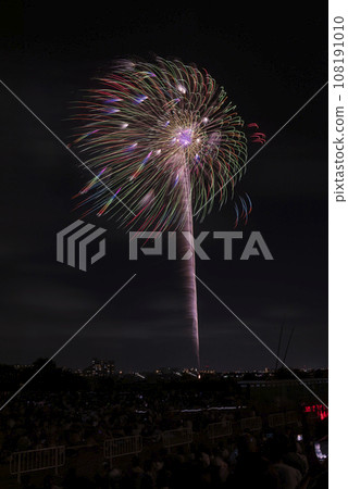 煙火在夜空中綻放,煙火表演高高閃耀,煙火,夜空,煙火影像,煙火表演 煙火在夜空中綻放,煙火表演高高閃耀,煙火,夜空,煙火影像,煙火表演 108191010