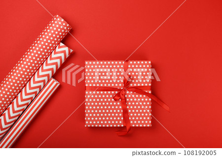 Packing gifts with red and white paper 108192005