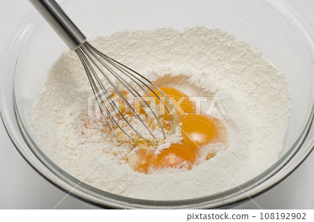 Mixing flour and egg yolks 108192902