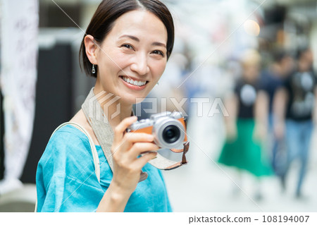 A woman with a camera, a woman traveling, a woman traveling to Enoshima A woman with a camera, a woman traveling, a woman traveling to Enoshima 108194007