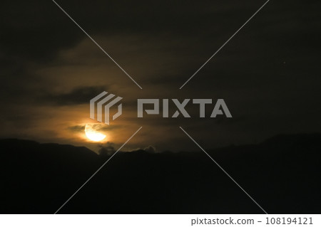 Hakushu-cho, Hokuto City, moon age 21.1 October waning moon rising in the eastern sky 108194121