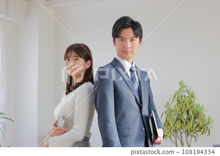 商務人士和男人站在辦公室裡使用設備 1 商務人士和男人站在辦公室裡使用設備 1 108194334