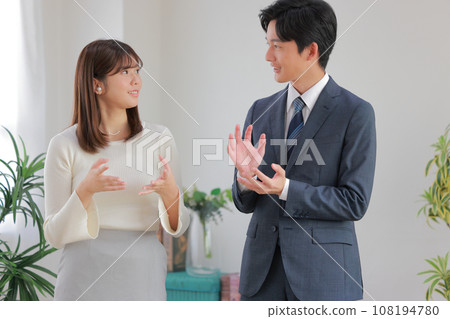 商人男女 1 在辦公室交換手勢時交談 108194780