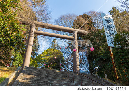 茨城縣水戶的春天,供奉水戶小紋的常盤神社大鳥居 茨城縣水戶的春天,供奉水戶小紋的常盤神社大鳥居 108195514