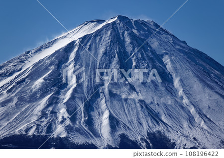 從禦坂山十二岳眺望白雪皚皚的富士山 從禦坂山十二岳眺望白雪皚皚的富士山 108196422