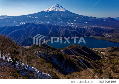 Mt. Fuji and Lake Saiko seen from the Junigatake ridgeline in the Misaka Mountains in winter Mt. Fuji and Lake Saiko seen from the Junigatake ridgeline in the Misaka Mountains in winter 108196466