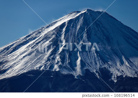 從禦坂山脈的雪嶽眺望富士山在雪中升起 108196514