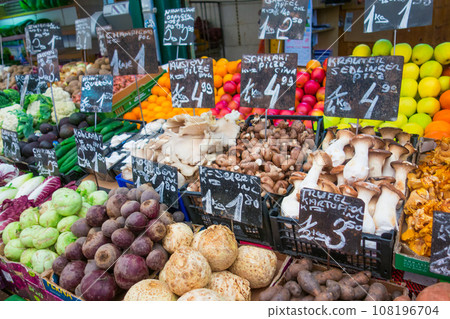 Nash Markt market (Austria - Vienna) 108196704