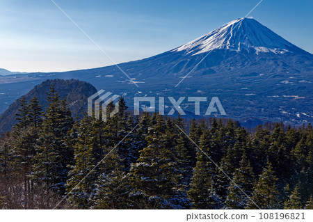 Mt. Junigatake and Mt. Fuji seen from Mt. Settugatake in the Misaka Mountains Mt. Junigatake and Mt. Fuji seen from Mt. Settugatake in the Misaka Mountains 108196821