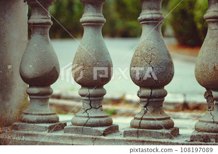 cracked stone fence, patterned products with cracks 108197089