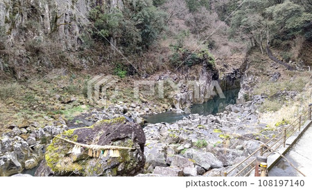 Columnar joints of Takachiho Gorge and Onihachi Chikaraishi [Miyazaki, Japan] 108197140