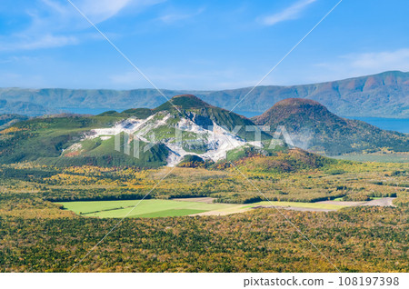 從北海道摩週湖看到的硫磺山 108197398