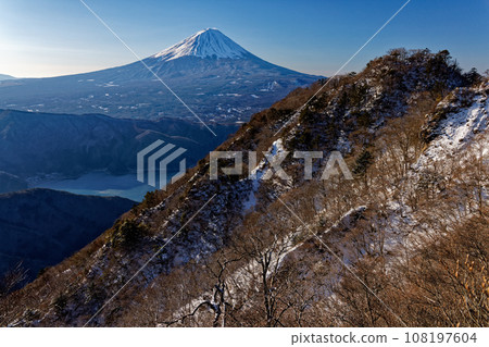 從禦坂山脈鬼嶽山看到的雪戶岳、富士山和西湖 從禦坂山脈鬼嶽山看到的雪戶岳、富士山和西湖 108197604